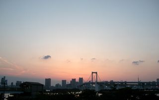 レインボーブリッジを望む夕暮れ時。