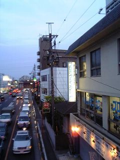 20070421甲州街道を歩く夕方。タニカワボクシングジム